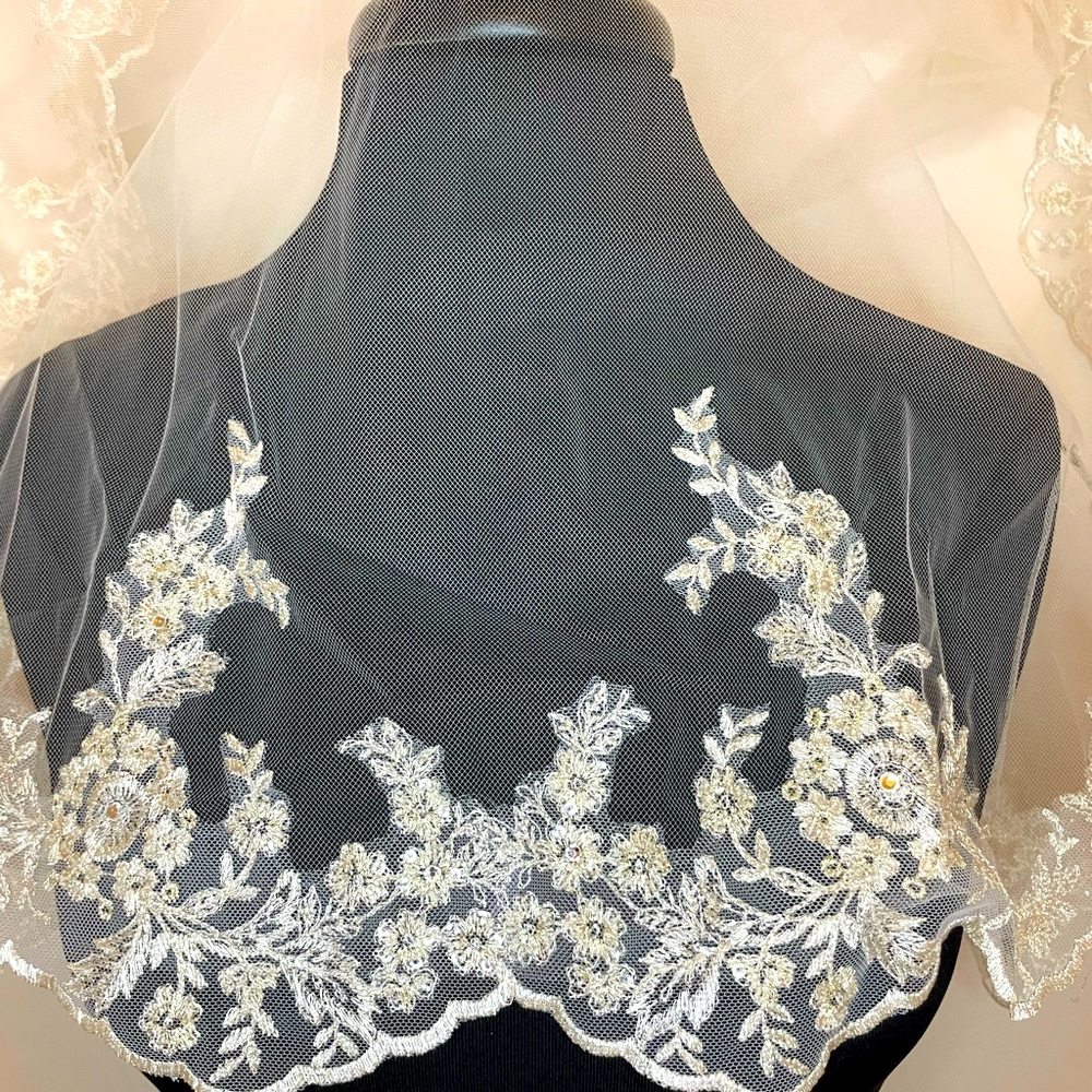 Scalloped Edge Lace Bridal Veil - Picture 5 of 16